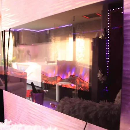 Love hotel De La Lune: Romantic With Jacuzzi, Sauna & Paris Views 4*