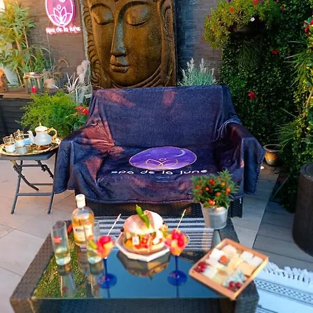 Love hotel De La Lune: Romantic With Jacuzzi, Sauna & Paris Views