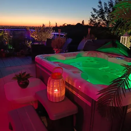 De La Lune: Romantic With Jacuzzi, Sauna & Paris Views Clichy-sous-Bois