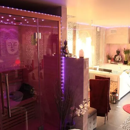 De La Lune: Romantic With Jacuzzi, Sauna & Paris Views 4*