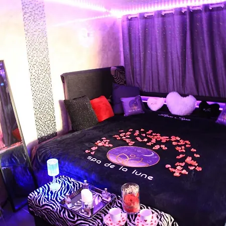 Love hotel De La Lune: Romantic With Jacuzzi, Sauna & Paris Views Clichy-sous-Bois