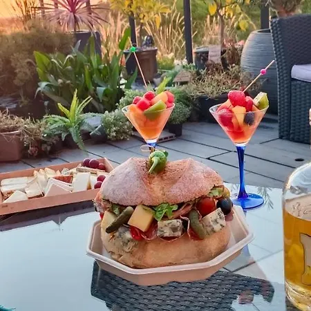 De La Lune: Romantic With Jacuzzi, Sauna & Paris Views