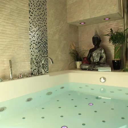 De La Lune: Romantic With Jacuzzi, Sauna & Paris Views Clichy-sous-Bois